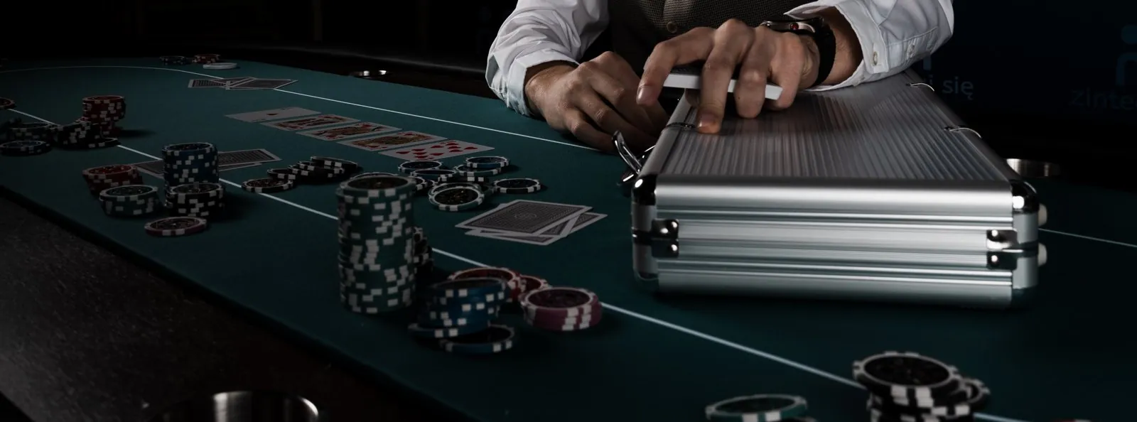 Krupier Zintegruj się przy stole pokerowym z walizką żetonów