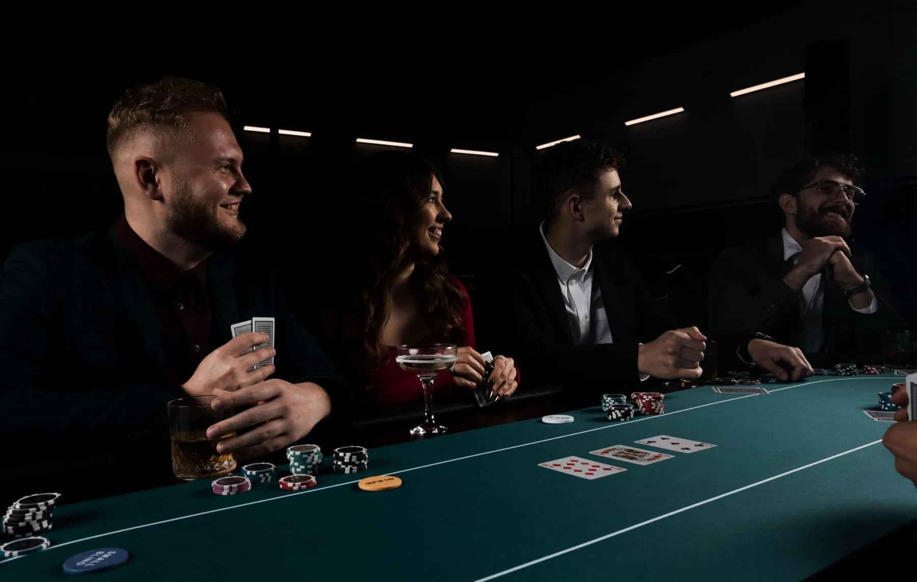 Goście przy stole pokerowym Zintegruj się