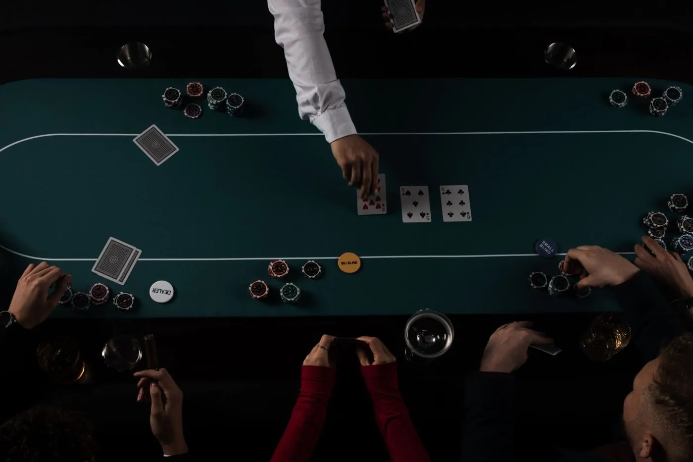 Stół pokerowy z góry w trakcie rozdania